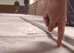 Полагане на плочки по неравни подове: методи и техники